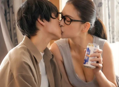 Chàng trai phát hiện bị cắm sừng được chị hàng xóm an ủi hết mình